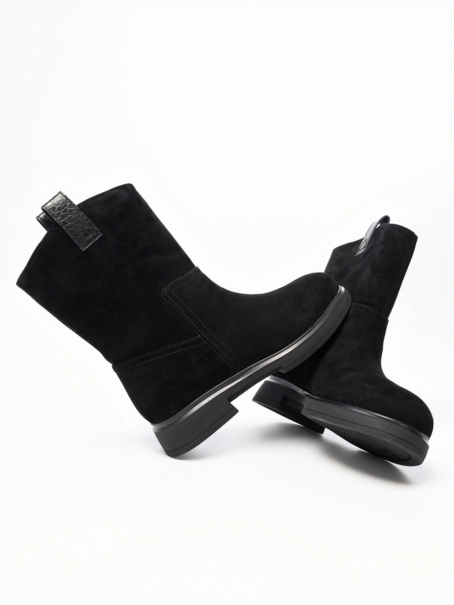 Ботинки черного цвета без застежки на среднем каблуке